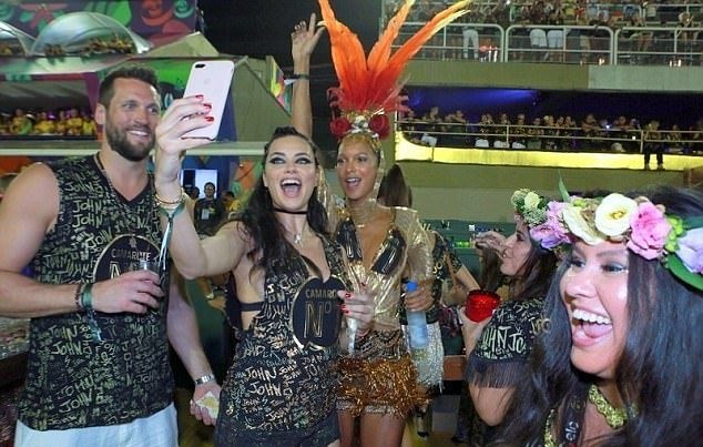 Victoria's Secret modelleri Rio Karnavalı'nda