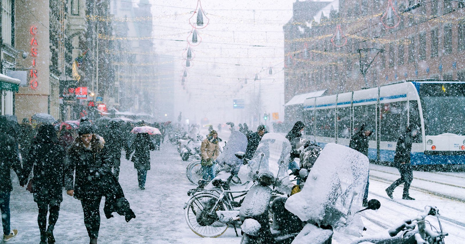 Karlar altında büyüleyici Amsterdam