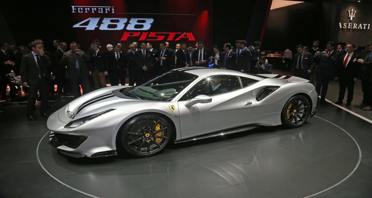 Cenevre'nin kırmızı yıldızı Ferrari 488 Pista