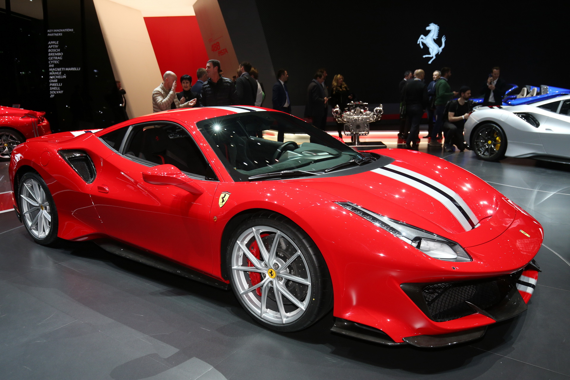 Cenevre'nin kırmızı yıldızı Ferrari 488 Pista
