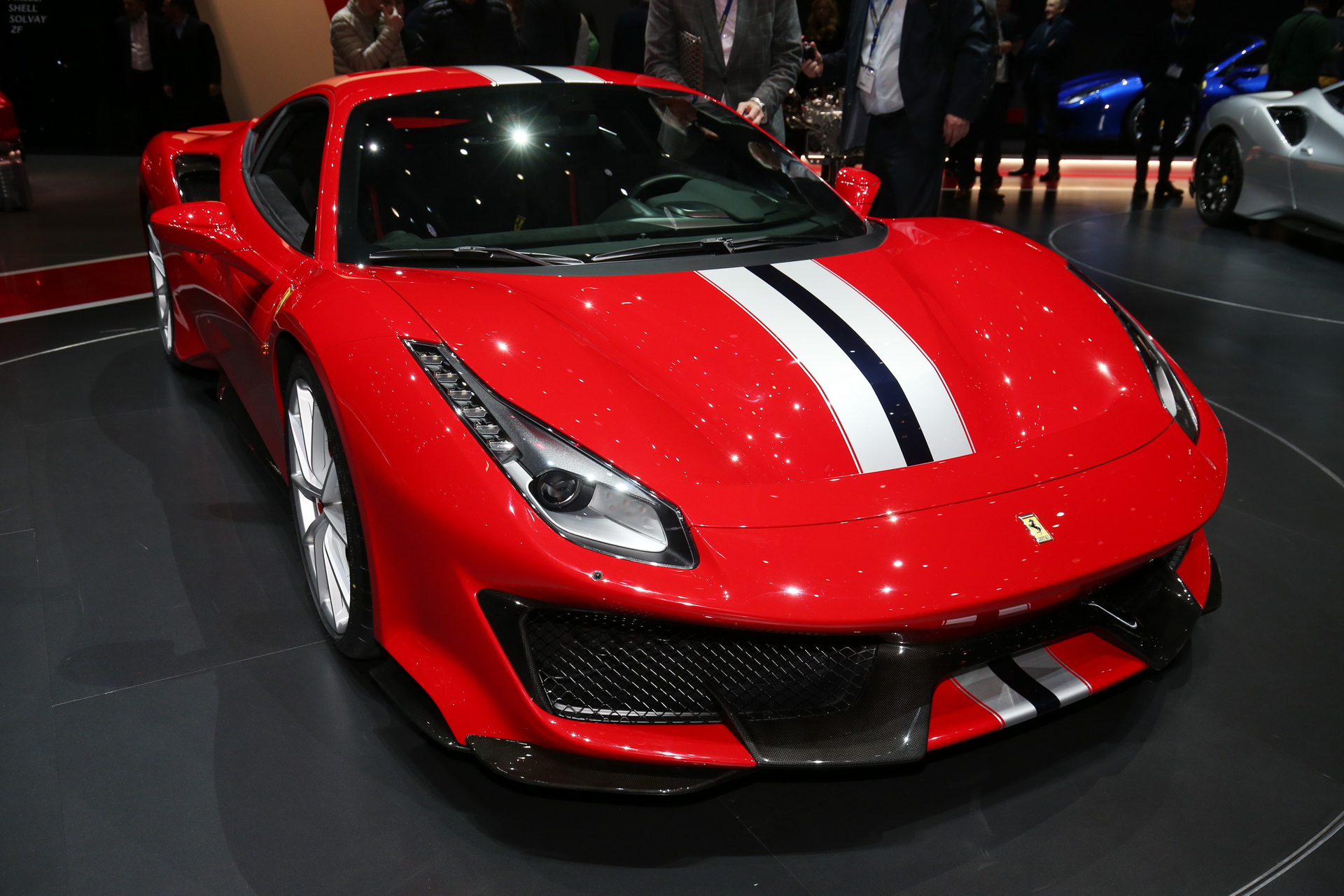 Cenevre'nin kırmızı yıldızı Ferrari 488 Pista