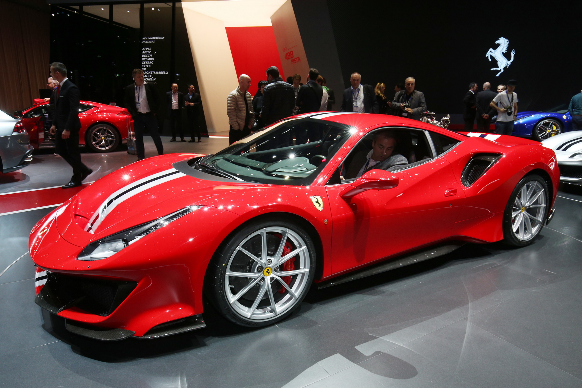 Cenevre'nin kırmızı yıldızı Ferrari 488 Pista