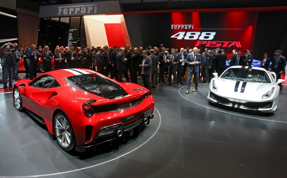 Cenevre'nin kırmızı yıldızı Ferrari 488 Pista