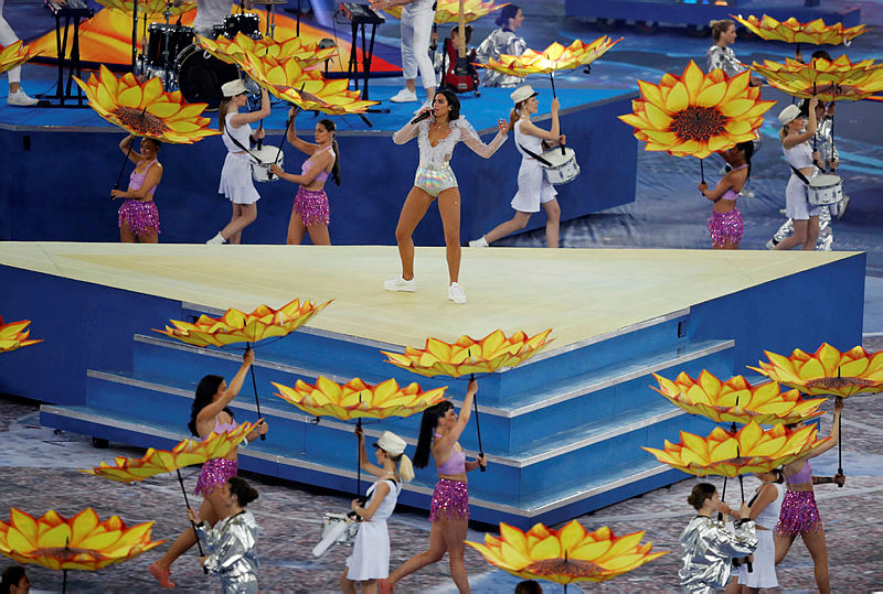 Dua Lipa Şampiyonlar Ligi finaline damga vurdu