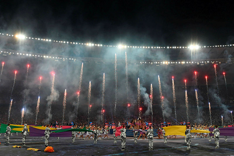 Dua Lipa Şampiyonlar Ligi finaline damga vurdu