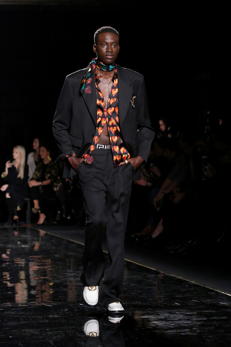 Versace Pre-Fall 2019'un öne çıkan erkek tasarımları