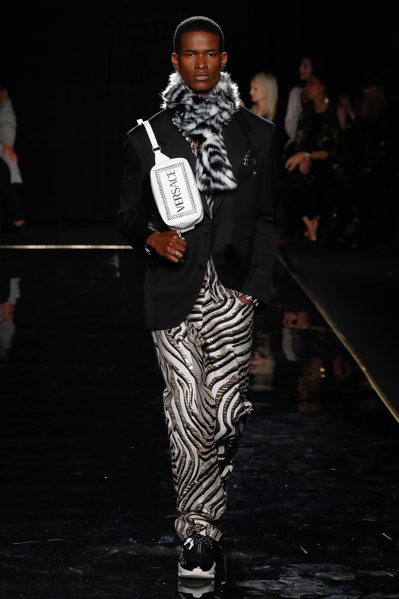 Versace Pre-Fall 2019'un öne çıkan erkek tasarımları