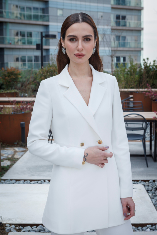 Sade ve Huzurlu: Birce Akalay