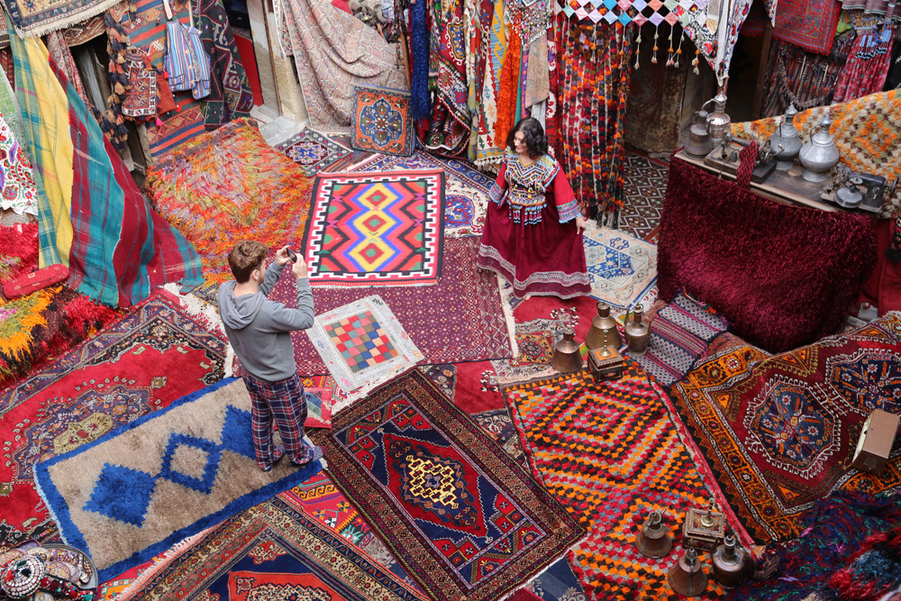 Turistlerin son gözdesi: Halılı han!