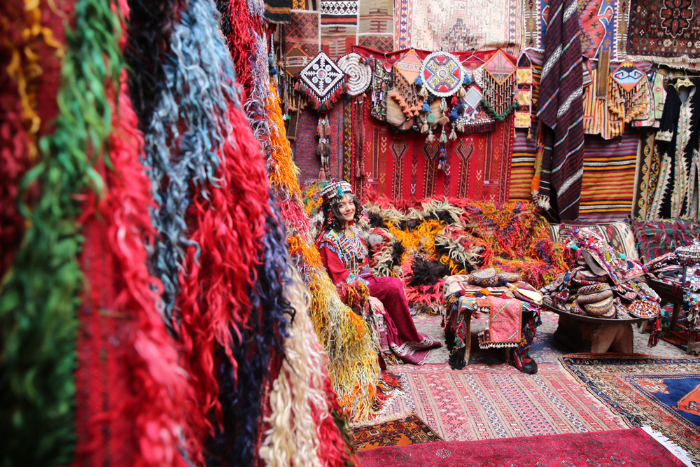 Turistlerin son gözdesi: Halılı han!