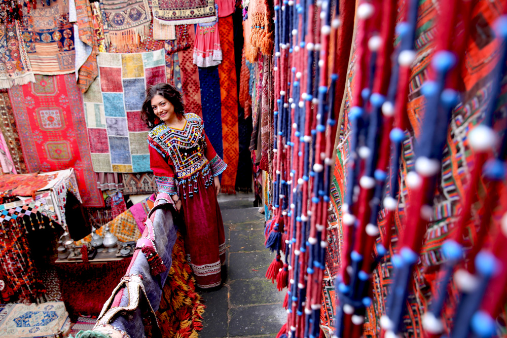 Turistlerin son gözdesi: Halılı han!