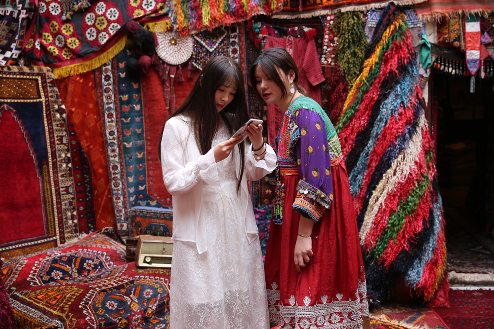 Turistlerin son gözdesi: Halılı han!