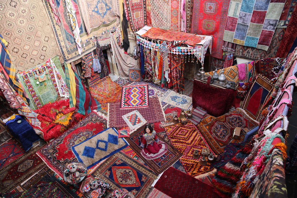 Turistlerin son gözdesi: Halılı han!