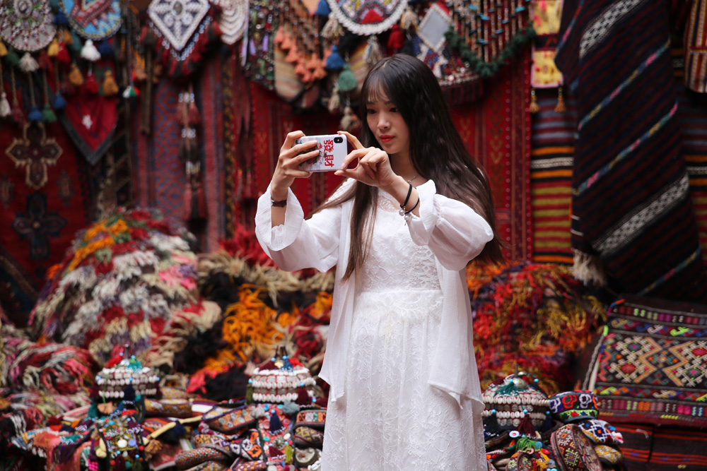 Turistlerin son gözdesi: Halılı han!