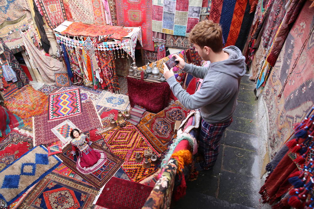 Turistlerin son gözdesi: Halılı han!