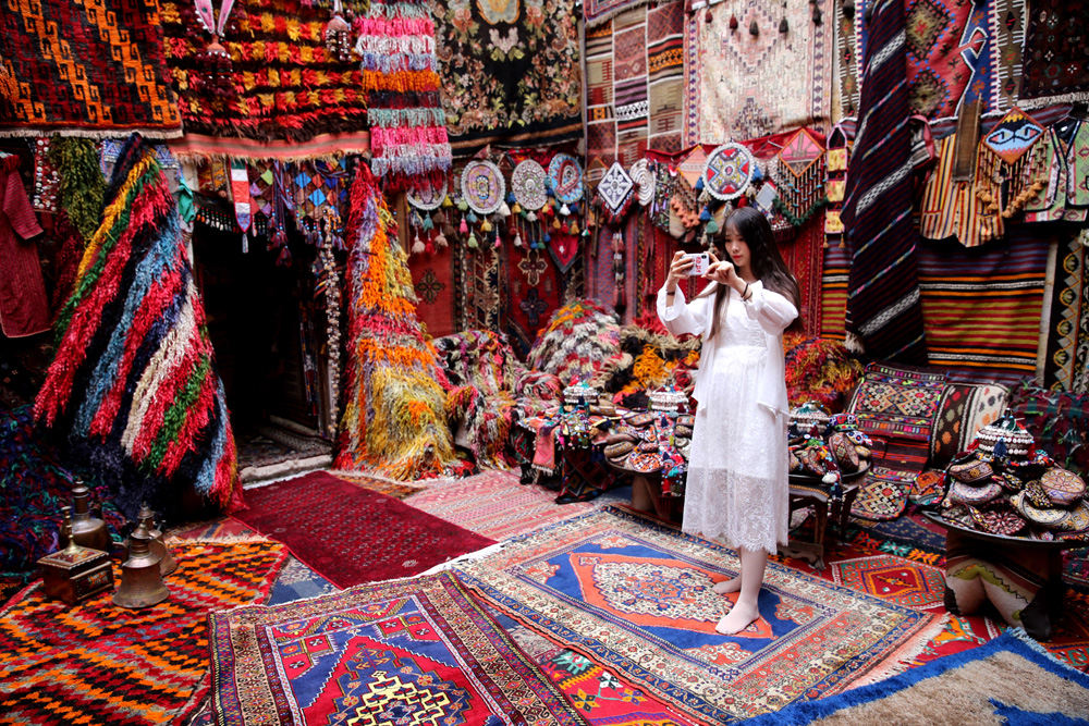 Turistlerin son gözdesi: Halılı han!