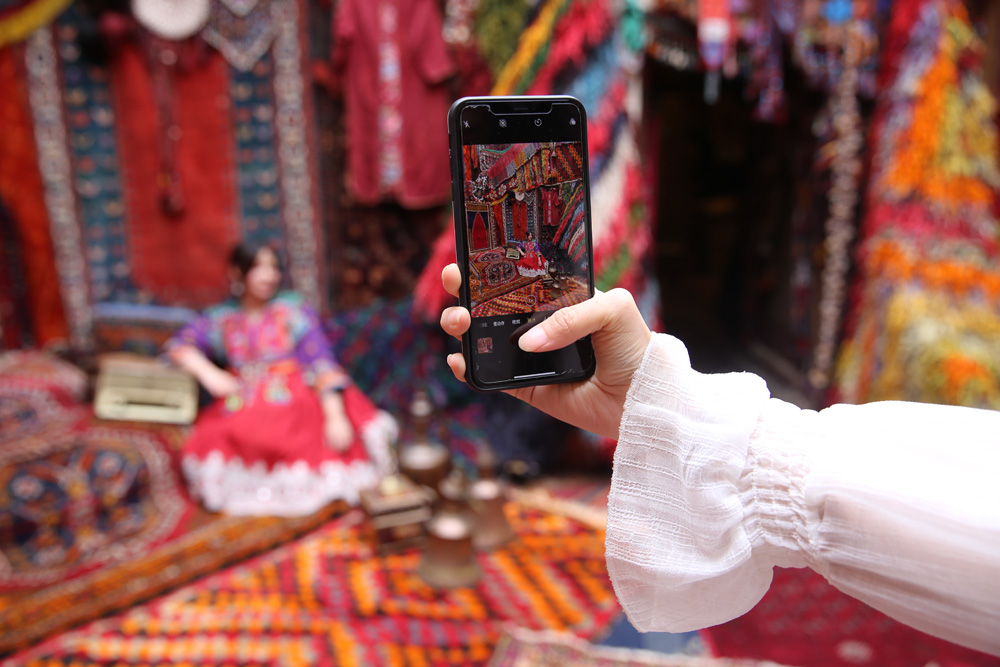 Turistlerin son gözdesi: Halılı han!