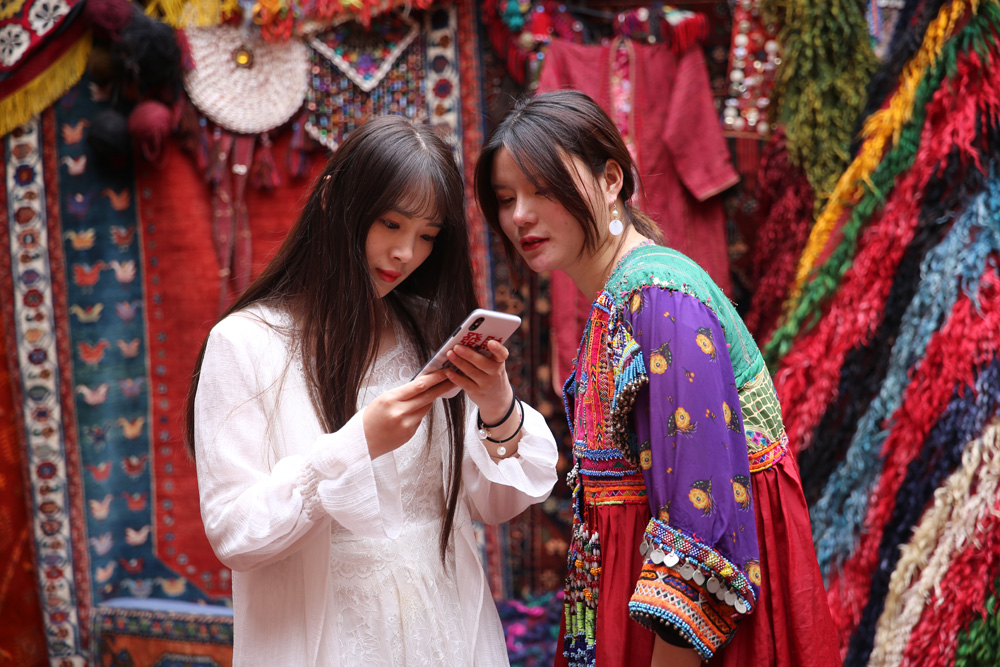 Turistlerin son gözdesi: Halılı han!