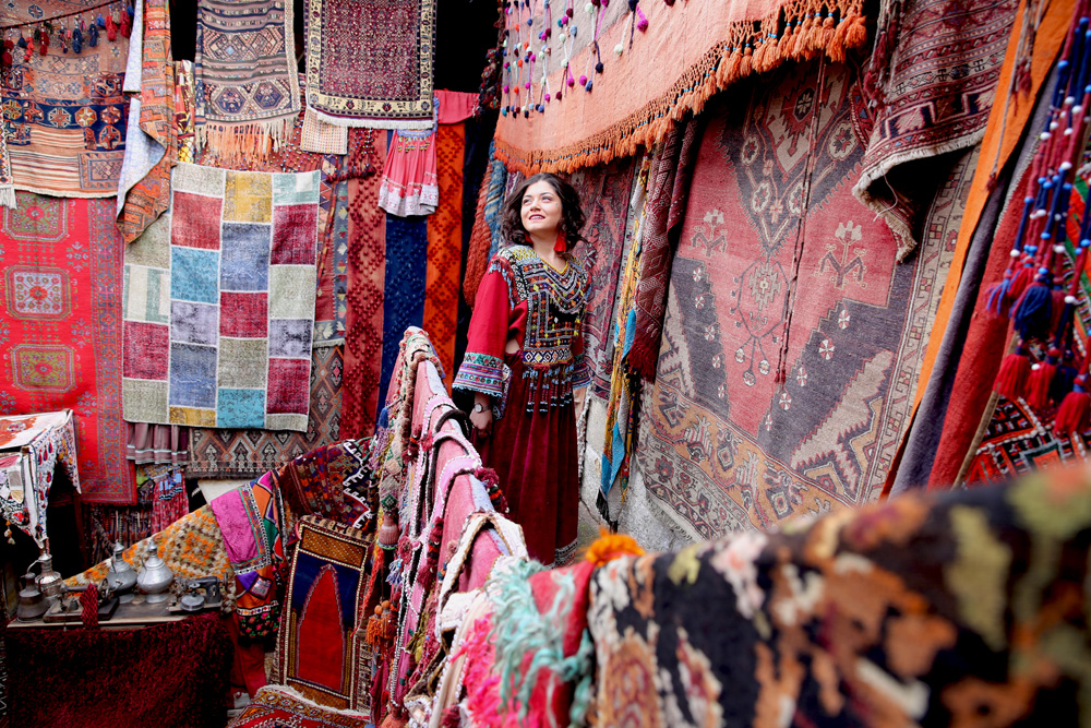 Turistlerin son gözdesi: Halılı han!