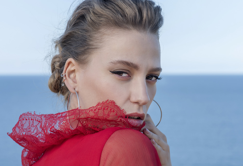 Serenay Sarıkaya, Alice Harikalar Diyarında müzikaline hazırlanıyor
