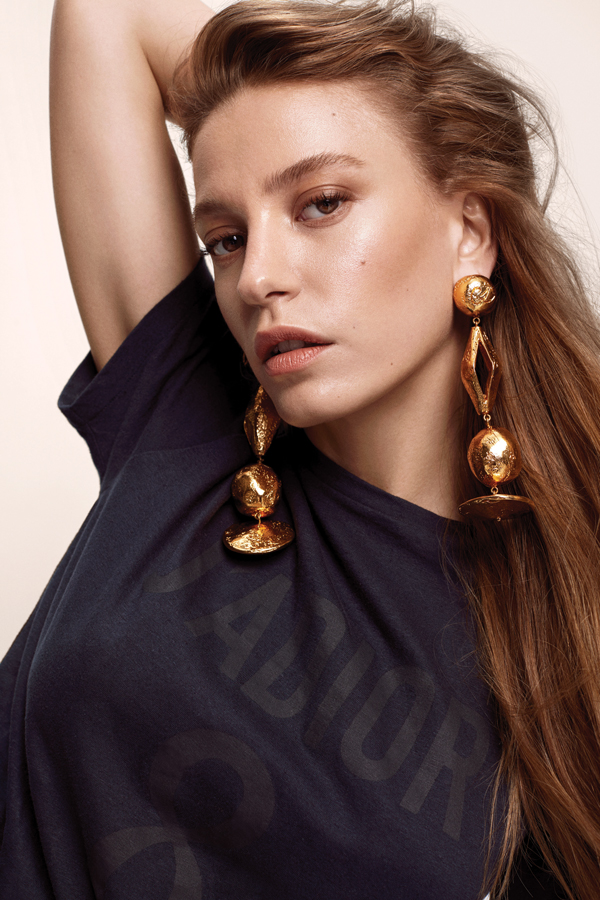 Serenay Sarıkaya, Alice Harikalar Diyarında müzikaline hazırlanıyor