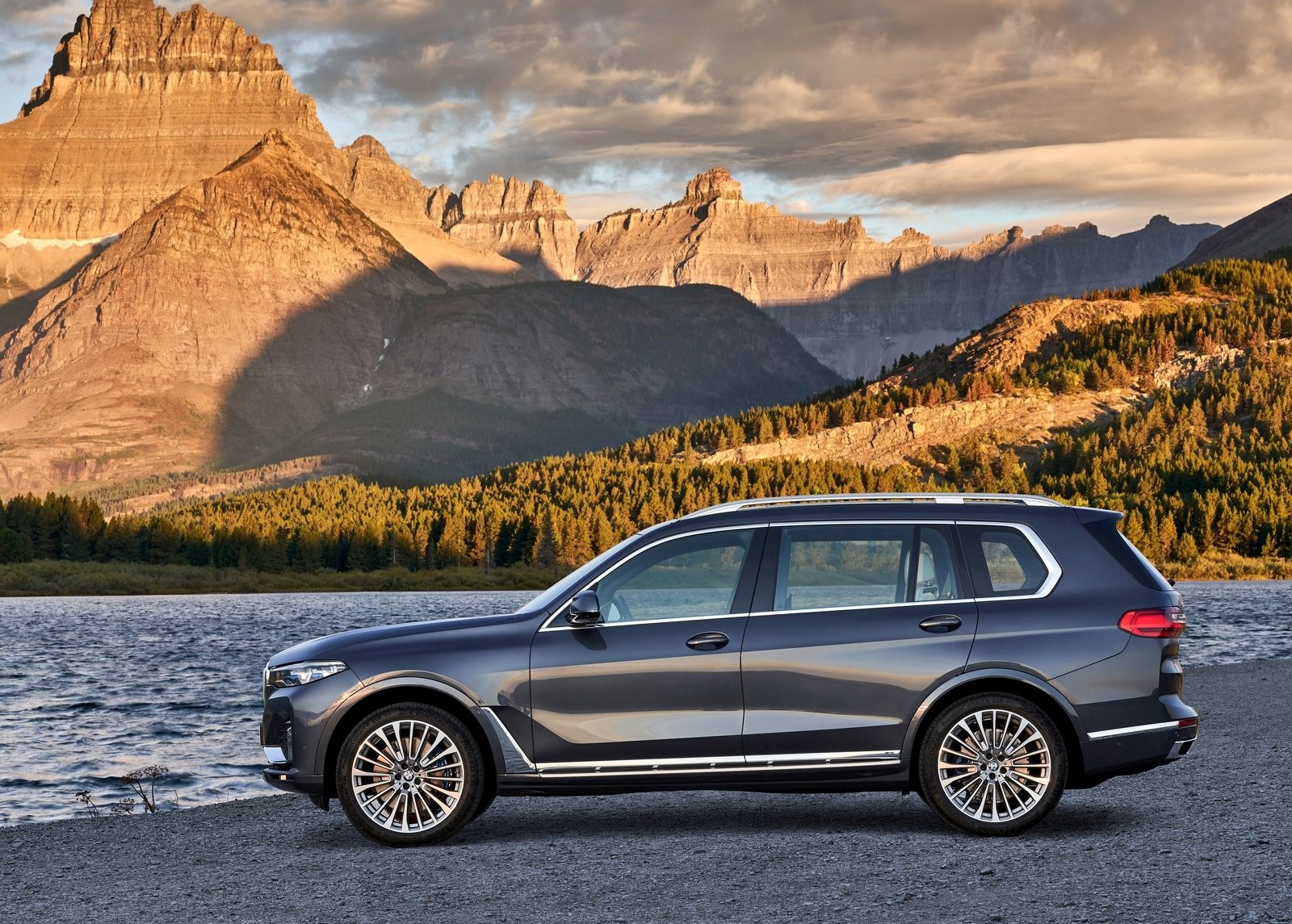 ESQ. Otomobil: BMW X7