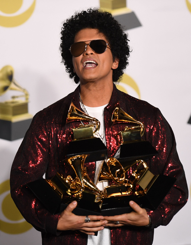 Yılın en çok bilen satan sanatçıları