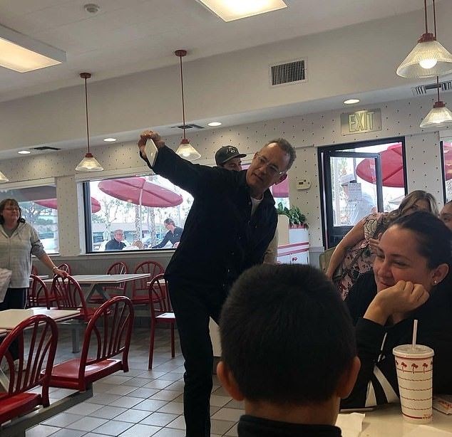 Tom Hanks restorandaki herkese yemek ısmarladı