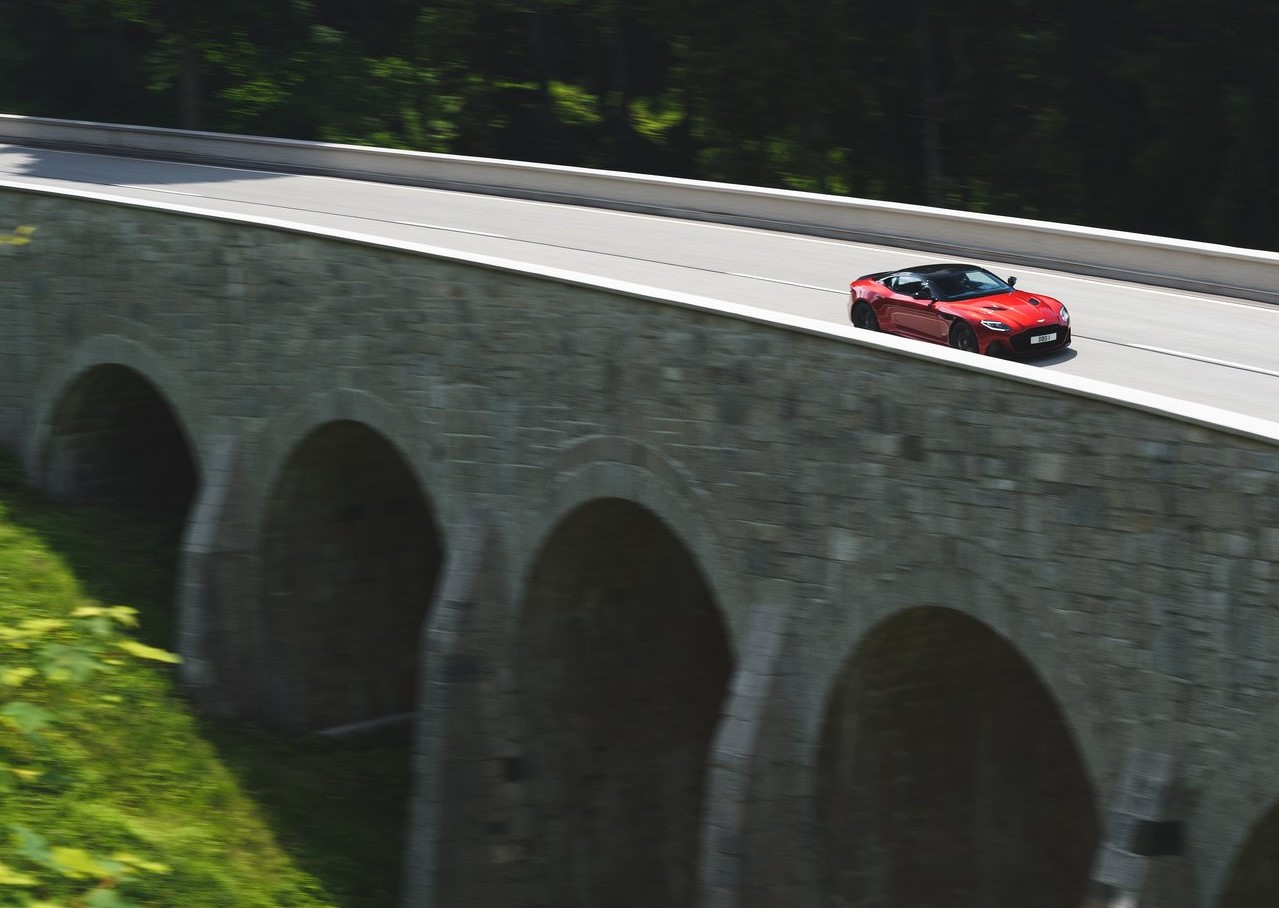 Yakın temas: Aston Martin DBS Superleggera