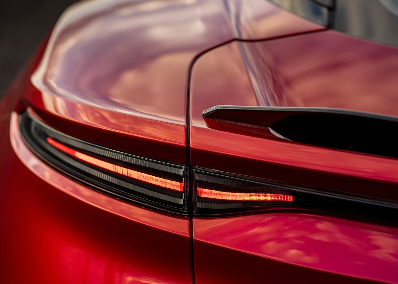 Yakın temas: Aston Martin DBS Superleggera