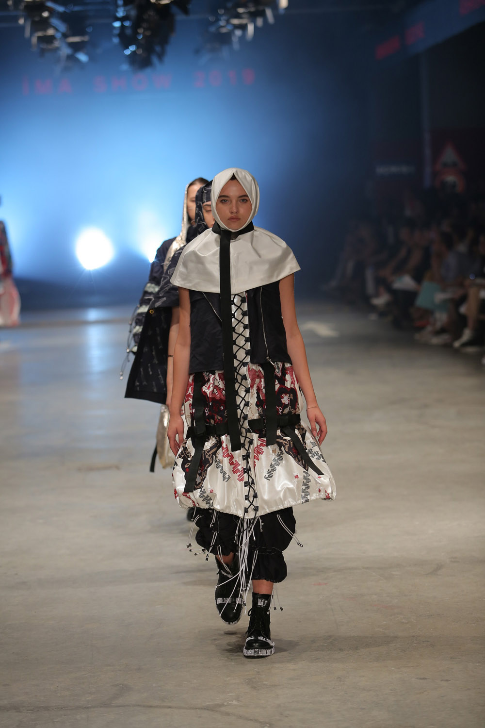 İstanbul Moda Akademisi öğrencilerinden dev moda şovu