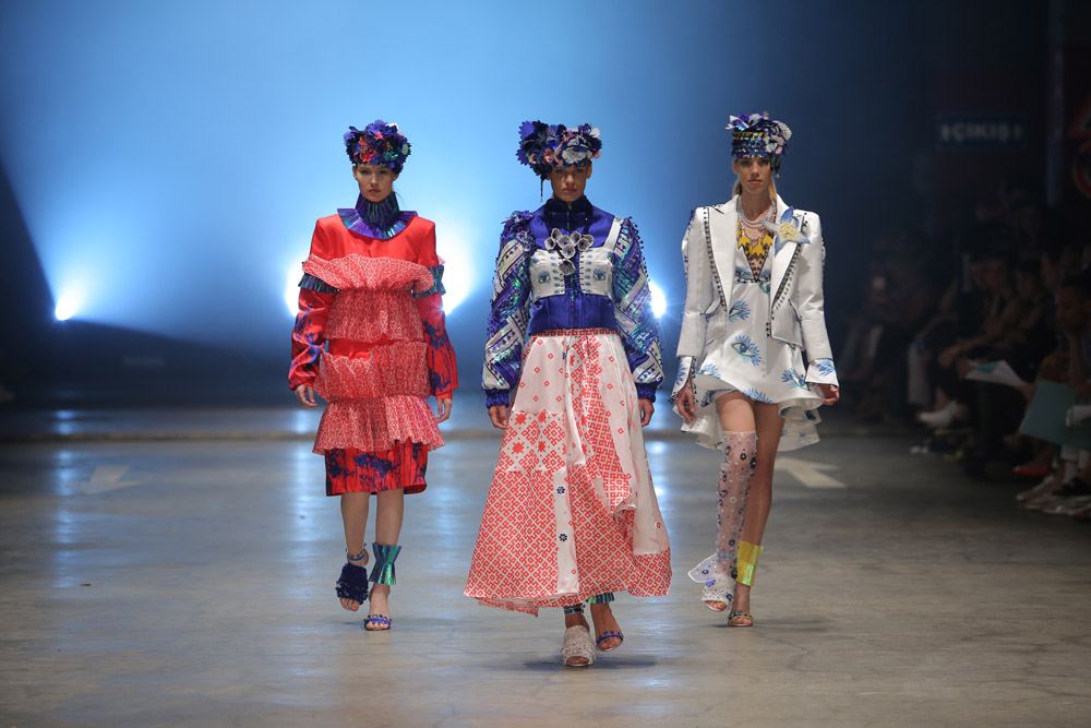 İstanbul Moda Akademisi öğrencilerinden dev moda şovu