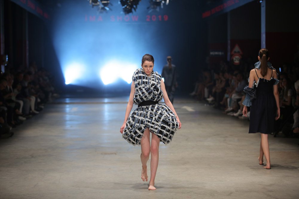 İstanbul Moda Akademisi öğrencilerinden dev moda şovu