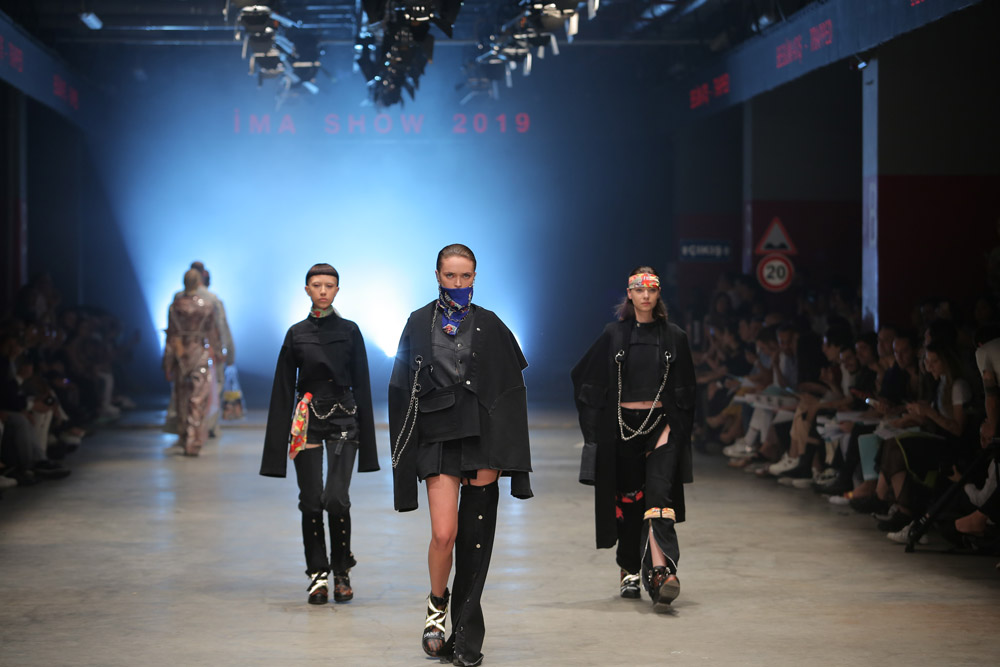 İstanbul Moda Akademisi öğrencilerinden dev moda şovu