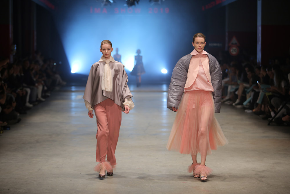 İstanbul Moda Akademisi öğrencilerinden dev moda şovu