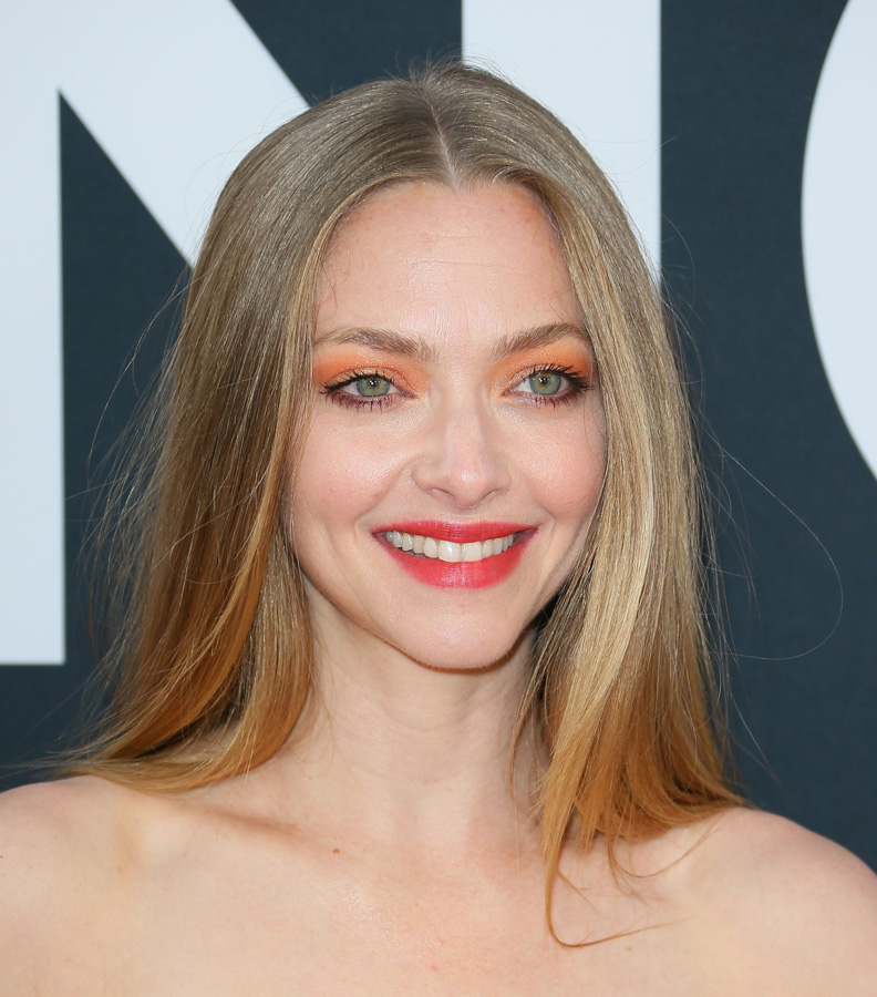 Amanda Seyfried ve Milo Ventimiglia galada rol arkadaşları köpeklerle