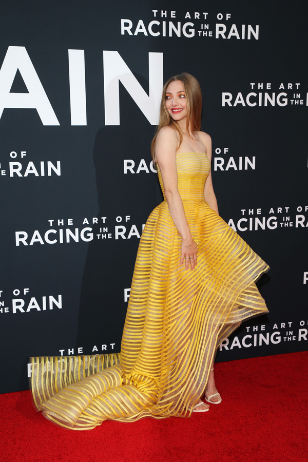 Amanda Seyfried ve Milo Ventimiglia galada rol arkadaşları köpeklerle