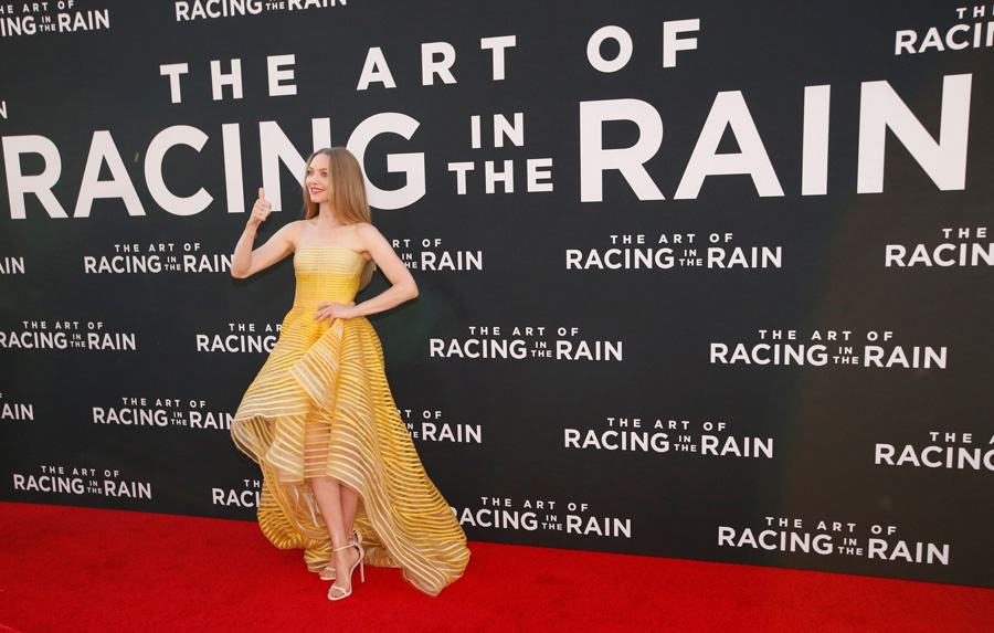 Amanda Seyfried ve Milo Ventimiglia galada rol arkadaşları köpeklerle