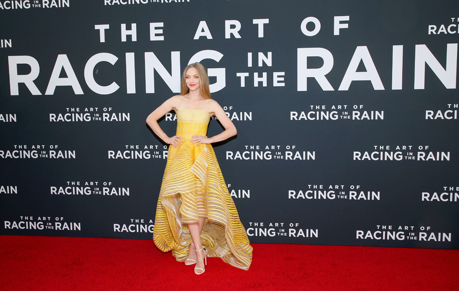 Amanda Seyfried ve Milo Ventimiglia galada rol arkadaşları köpeklerle