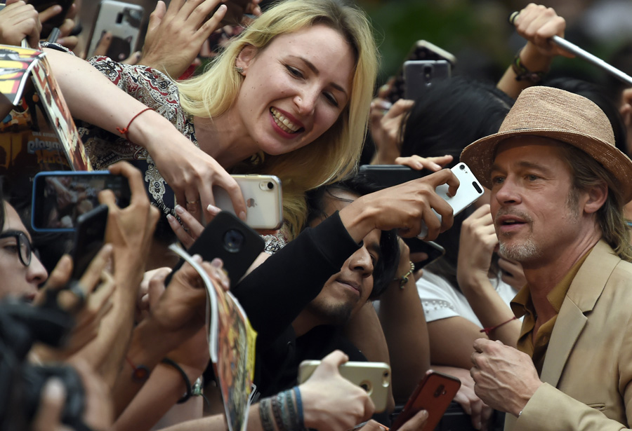 Brad Pitt Meksika galasında tek başına