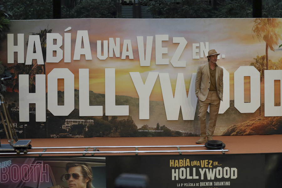 Brad Pitt Meksika galasında tek başına