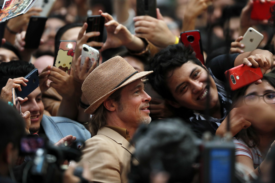 Brad Pitt Meksika galasında tek başına