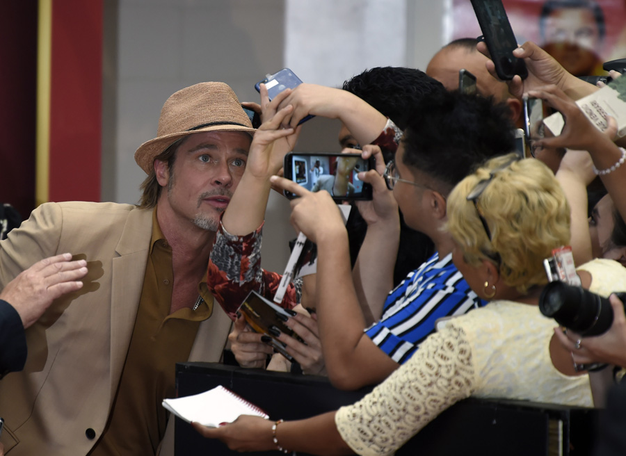 Brad Pitt Meksika galasında tek başına