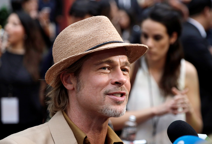 Brad Pitt Meksika galasında tek başına