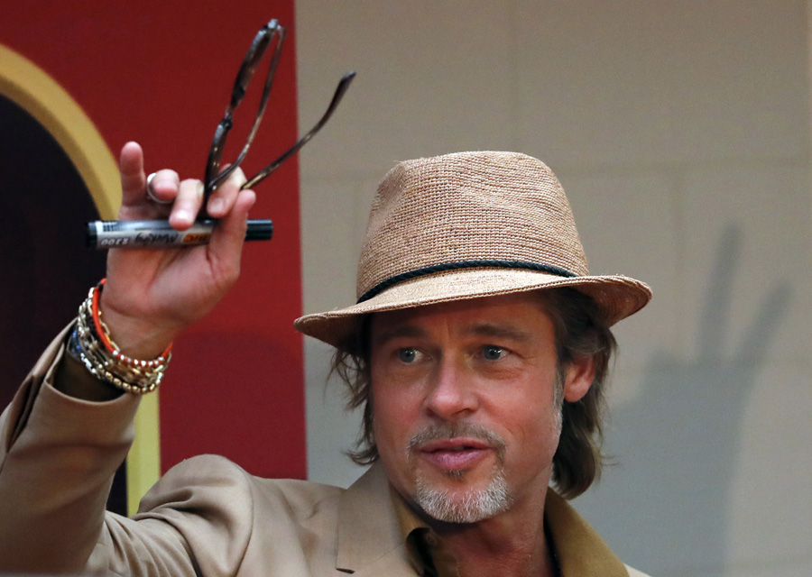 Brad Pitt Meksika galasında tek başına