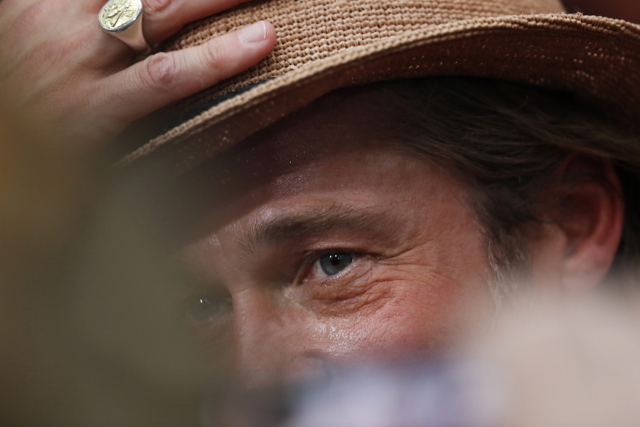 Brad Pitt Meksika galasında tek başına