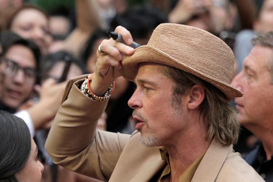 Brad Pitt Meksika galasında tek başına