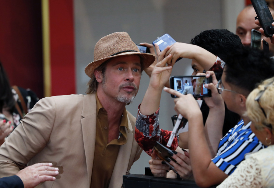 Brad Pitt Meksika galasında tek başına