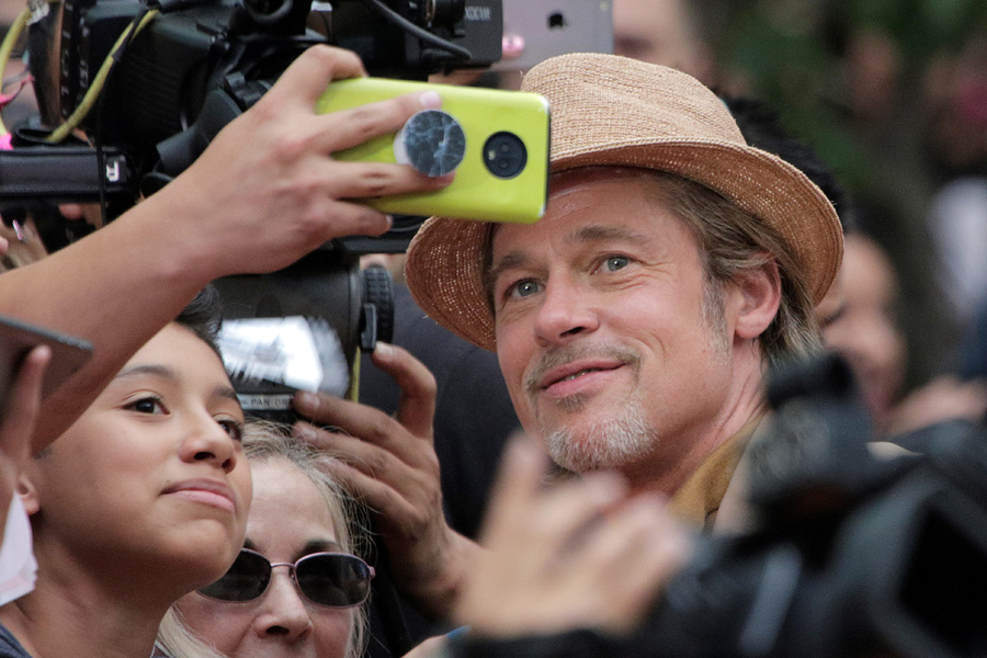 Brad Pitt Meksika galasında tek başına