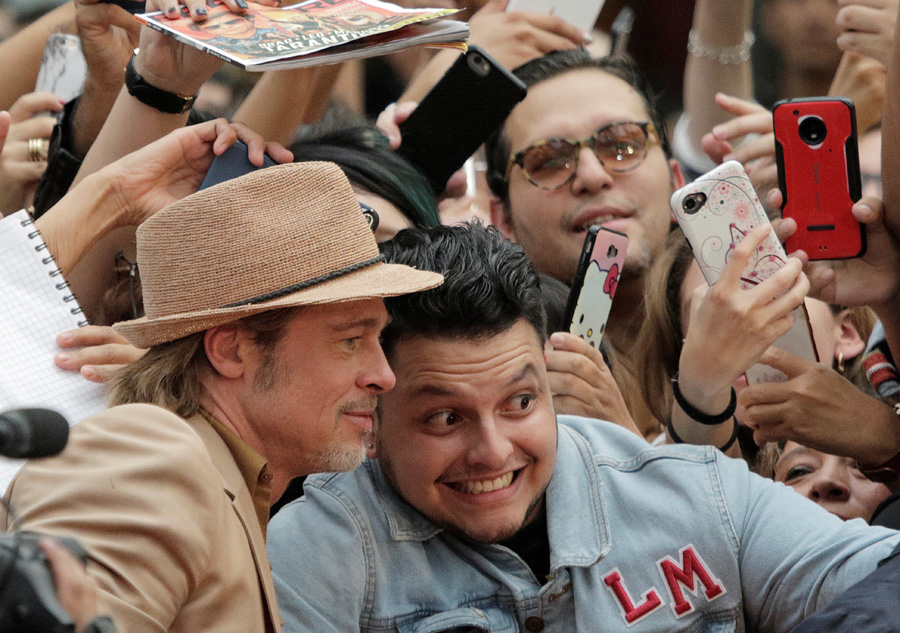 Brad Pitt Meksika galasında tek başına